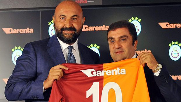 Garenta araç kiralama Galatasaray sponsoru oldu. Tayfun Demir, Bora Koçak'a forma hediye ederken, 2015